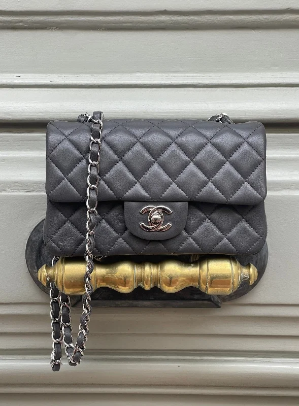 Chanel - Sac classique à rabat gris 2023