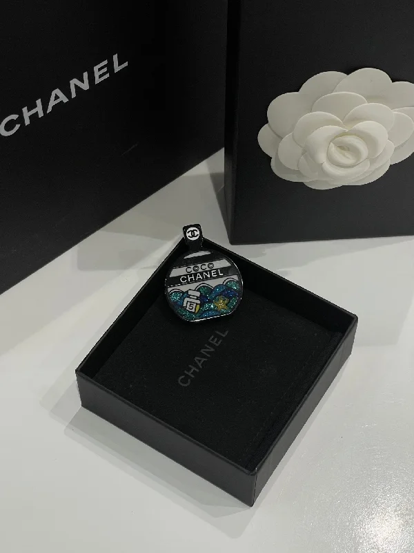 Chanel - Broche Coco CC bouteille