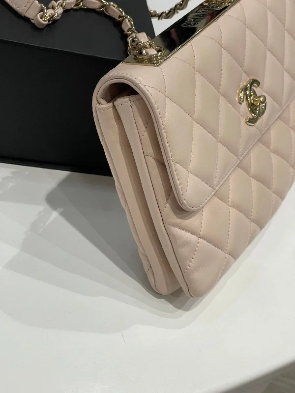 Chanel - sac trendy rose plaque dorée