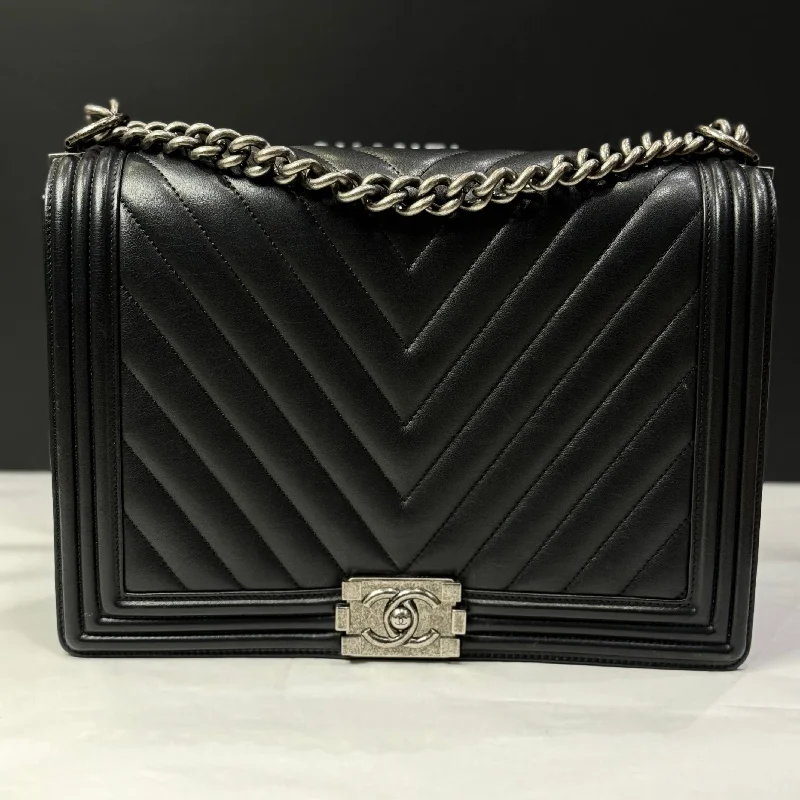 Chanel - Sac Boy Maxi chevron noir