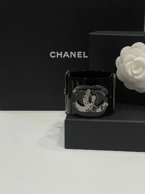 Chanel - Manchette carte du monde noire