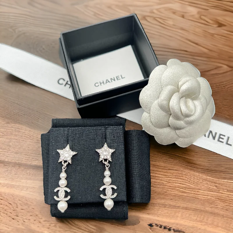 Chanel - Boucles d'oreilles CC Star Pendantes