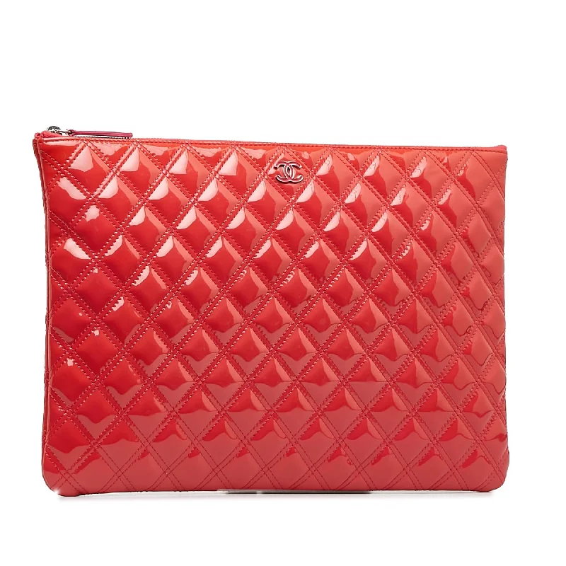 Chanel CC Quilted Patent Leather O Case (b3vxmg)