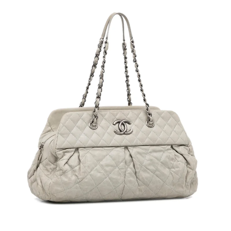 Chanel Chic Quilt Bowling Bag (YwcBmu)