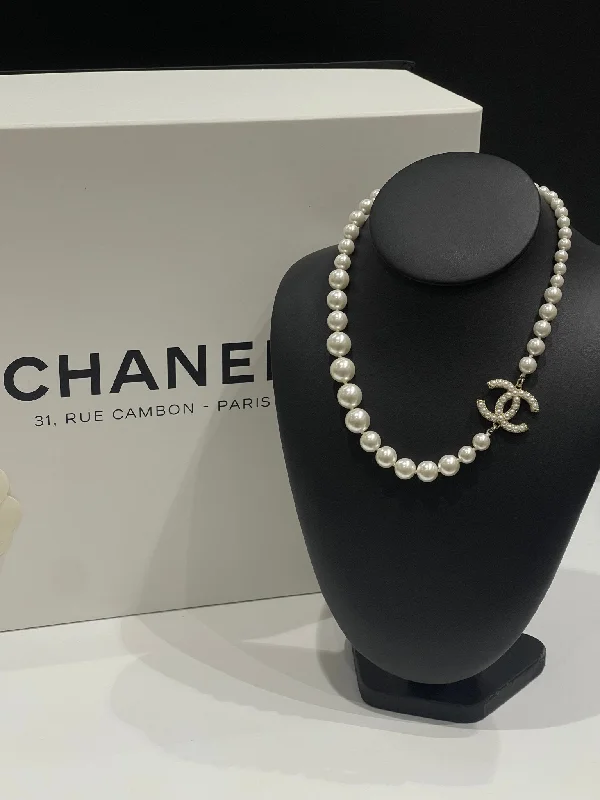 Chanel - Collier perle CC